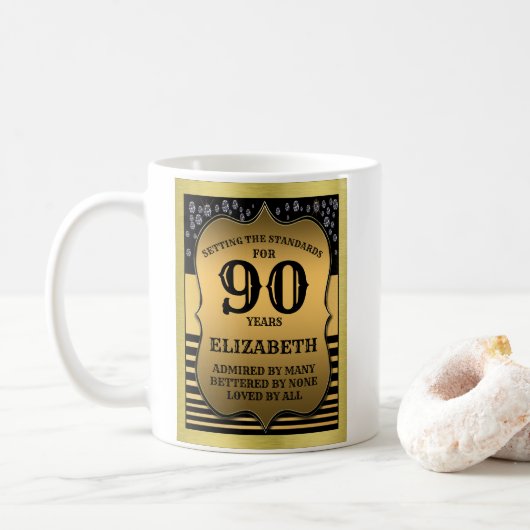 90. Geburtstag Black & Gold Shield Fügen Sie Ihren Kaffeetasse (Mit Donut)