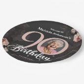 90. Geburtstag Blumenrosa Graues Foto Pappteller (Schrägansicht)