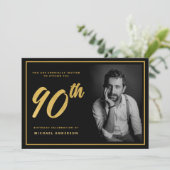 90. Geburtstag Elegantes Foto Black Gold Einladung (Stehend Vorderseite)