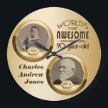 90. Geburtstag kundengebundener dann jetzt Große Wanduhr<br><div class="desc">Eine schicke, goldene Abstufung dient als der Hintergrund zu zwei dunklen Goldrundschreibenrahmen. Ersetzen Sie die Beispielbilder durch Ihre Selbst "dann und jetzt" Fotos der fabelhaftesten 90 Jährigen in Ihrem Leben. Fertigen Sie mit Namen und Mitteilungen besonders an. Lässt ein wunderbares, nobles Geschenk den Meilensteingeburtstag Ihres älteren Lieblingsbürgers feiern. Wenn Sie...</div>
