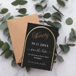 90. Geburtstag schwarzer Goldbogen Save The Date<br><div class="desc">Eine Save the Date Karte für eine 90. Geburtstagsfeier. Ein schwarzer Hintergrund,  mit einem goldenen Imitat verziert. Personalisieren und fügen Sie ein Datum und Ihren Namen. Der Text: Neunzig und Save the Date ist mit einem großen trendigen handgeschriebenen Stil geschrieben.</div>
