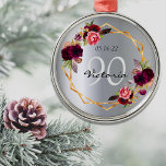 90. Geburtstag silbernen geometrischen Blumenburgu Ornament Aus Metall<br><div class="desc">Ein 90. Geburtstagsschmuck mit Vorlagen für einen Namen,  Datum und Alter von 90 Jahren. Trendy bohemianischer Stil. Die Rose sind in Bordeaux und Rosa gehalten. Glamouröse,  glänzende Imitate mit silberfarbenem metallischem Hintergrund auf Vorder- und Rückseite. Ein Imitat goldener geometrischer Rahmen. Perfekt sowohl als Geburtstagsgeschenk,  Sake oder als Party Geburtstagsgeschenk.</div>