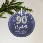 90. Geburtstagsnavy blauen Silberstars Ornament Aus Glas<br><div class="desc">Eine marineblau Hintergrundfarbe mit Imitaten silbernen Sternen. Die blaue Farbe ist ungleichmäßig. Name,  Text/Datum hinzufügen</div>