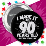 90 Jahre alt Sarcastic Meme Funny 90. Geburtstag Button<br><div class="desc">Dieses witzige 90. Geburtstagsdesign macht einen sarkastischen Spaß-Witz oder ein Novum-Gag für ein 90-jähriges Geburtstagsthema oder Überraschung 90. Geburtstagsparty! Das "I made it to 90 Years Old.. Nothing Scares Me" lustige 90. Geburtstagsmeme,  die viel Lachen von Familie,  Freunden,  Party und dem Geburtstagskind oder dem Typ bekommen wird!</div>