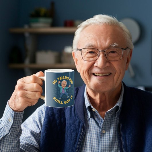90 Jahre und immer noch got Kaffeetasse