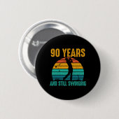 90 Jahre und immer noch schwingende Funny Golf 90. Button (Vorne & Hinten)