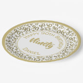 90. Party Zufallszahlenmuster Gold/Weiß Pappteller (Schrägansicht)