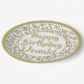 90. Party Zufallszahlenmuster Gold/Weiß Pappteller (Schrägansicht)