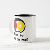 90 sieht mir so gut aus wie T - Shirt und Geschenk Zweifarbige Tasse (Vorderseite Links)