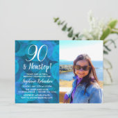 90 und Nonstop Ocean Blue Foto Geburtstag Einladung (Stehend Vorderseite)