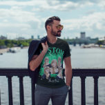 90er Bootleg Rap Tee Custom Foto T - Shirt<br><div class="desc">Treten Sie zurück in die Zeit und entfesseln Sie Ihre Nostalgie mit unserem "Bootleg Rap T-Shirt Custom Foto Shirt" der 90er Jahre. Dieses Modell ist für diejenigen gedacht, die die rohen, ikonischen Vibes Vintager Bootleg-T-Shirts schätzen. Es bietet mehr als nur Stil - es ist ein Erlebnis. Ob Sie die goldene...</div>