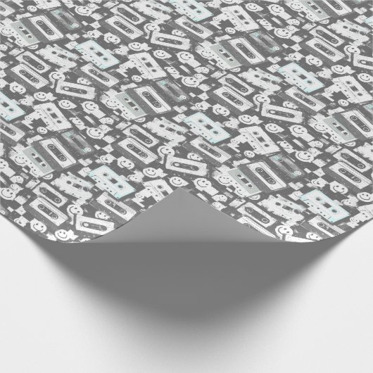 90er Cassette & Smiley Wrapping Paper - Monochrom Geschenkpapier (Ecke)