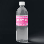90er Throwback Birthday Funny Wasserflaschenetikett<br><div class="desc">Ein lustiges Geschenk für die Gäste,  diese Wasserflaschen-Etiketten enthalten ein helles rosa Retro-Design der 90er Jahre und lesen Sie "Vertrauen Sie mir,  jetzt,  da wir alt sind,  brauchen Sie das".</div>