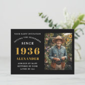 90th Birthday 1936 Black Gold Personalized Photo Einladung (Stehend Vorderseite)