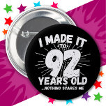 92 Jahre alt Sarcastic Meme Funny 92. Geburtstag Button<br><div class="desc">Dieses witzige 92. Geburtstagsdesign macht einen sarkastischen Spaß-Witz oder ein Novum-Gag-Geschenk für ein 92-jähriges Geburtstagsthema oder Überraschung 92. Geburtstagsparty! Features 'I Made it to 92 Years Old.. Nothing Scares Me' lustiges 92. Geburtstagsmeme,  das viel Lachen von Familie,  Freunden,  Party und dem Geburtstag Typ oder Mädchen bekommen wird!</div>