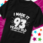 93 Jahre alt Sarcastic Meme Funny 93. Geburtstag T-Shirt<br><div class="desc">Dieses witzige 93. Geburtstagsdesign macht einen sarkastischen Spaß-Witz oder ein Novum-Gag-Geschenk für ein 93-jähriges Geburtstagsthema oder Überraschung 93. Geburtstagsparty! Das "I made it to 93 Years Old.. Nothing Scares Me" lustige 93. Geburtstagsmeme,  die viel Lachen von Familie,  Freunden,  Party und dem Geburtstagsgeschenk von Typ oder Mädchen bekommen wird!</div>