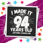 94 Jahre alt Sarcastic Meme Funny 94. Geburtstag Serviette<br><div class="desc">Dieses witzige 94. Geburtstagsdesign macht einen sarkastischen Spaß-Witz oder ein Novum-Gag-Geschenk für ein 94-jähriges Geburtstagsthema oder überrascht die 94. Geburtstagsparty! Das "I made it to 94 Years Old.. Nothing Scares Me" lustige 94. Geburtstagsmeme,  die viel Lachen von Familie,  Freunden,  Party und dem Geburtstagskind oder dem Typ bekommen wird!</div>