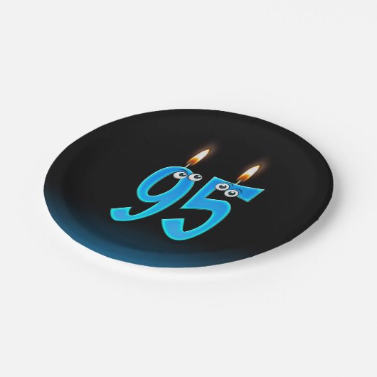 95. Geburtstag mit hellen Kerzenzahlen Pappteller (Schrägansicht)