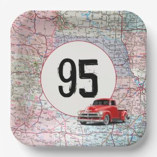 95. Geburtstag roter Retro-LKW auf Straßenkarte Pappteller