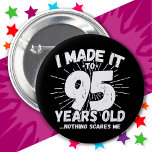 95 Jahre alt Sarcastic Meme Funny 95. Geburtstag Button<br><div class="desc">Dieses lustige 95. Geburtstagsdesign macht einen sarkastischen Spaß-Witz oder ein neues Gag-Geschenk für ein 95-jähriges Geburtstagsthema oder Überraschung 95. Geburtstagsparty! Das "I made it to 95 Years Old.. Nothing Scares Me" lustige 95. Geburtstagsmeme,  die viel Lachen von Familie,  Freunden,  Party und dem Geburtstagskind oder dem Typ bekommen wird!</div>