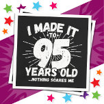 95 Jahre alt Sarcastic Meme Funny 95. Geburtstag Serviette<br><div class="desc">Dieses lustige 95. Geburtstagsdesign macht einen sarkastischen Spaß-Witz oder ein neues Gag-Geschenk für ein 95-jähriges Geburtstagsthema oder Überraschung 95. Geburtstagsparty! Das "I made it to 95 Years Old.. Nothing Scares Me" lustige 95. Geburtstagsmeme,  die viel Lachen von Familie,  Freunden,  Party und dem Geburtstagskind oder dem Typ bekommen wird!</div>