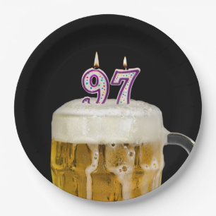 97. Geburtstagsbier auf schwarzem Pappteller