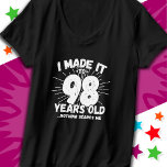 98 Jahre alt Sarcastic Meme Funny 98. Geburtstag T-Shirt<br><div class="desc">Dieses witzige 98. Geburtstagsdesign macht einen sarkastischen Spaß-Witz oder ein Novum-Gag-Geschenk für ein 98-jähriges Geburtstagsthema oder überrascht die 98. Geburtstagsparty! Das "I made it to 98 Years Old.. Nothing Scares Me" lustige 98. Geburtstagsmeme,  die viel Lachen von Familie,  Freunden,  Party und dem Geburtstagskind oder dem Typ bekommen wird!</div>