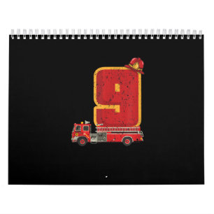 9 Jahre alt Geburtstagskind gibt Feuerwehrmann Kalender