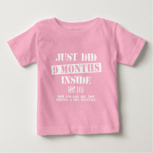 9 Monate drinnen Baby T-shirt