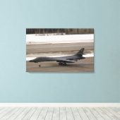 A B-1B Lancer führt eine Touch aus und geht los Leinwanddruck (Insitu (Holzboden))