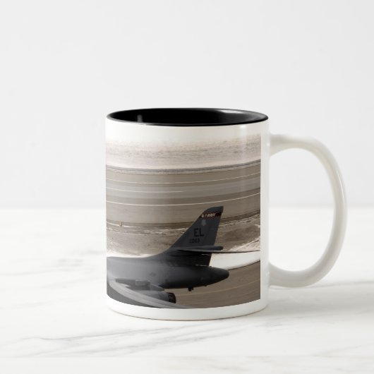 A B-1B Lancer führt eine Touch aus und geht los Zweifarbige Tasse (Rechts)