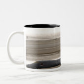 A B-1B Lancer führt eine Touch aus und geht los Zweifarbige Tasse (Links)