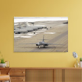 A B-1B Lancer kommt in der Einsatzbasis der Eielso Leinwanddruck (Insitu (Wohnzimmer))
