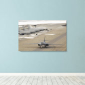 A B-1B Lancer kommt in der Einsatzbasis der Eielso Leinwanddruck (Insitu (Holzboden))