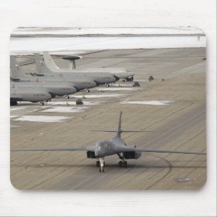 A B-1B Lancer kommt in der Einsatzbasis der Eielso Mousepad