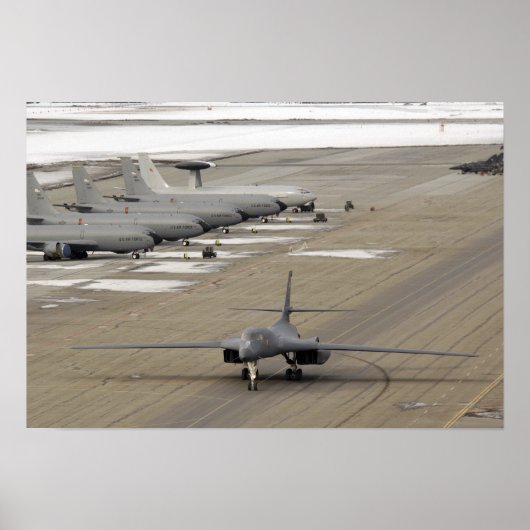 A B-1B Lancer kommt in der Einsatzbasis der Eielso Poster (Vorne)