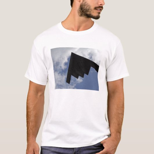 A B-2-Geist im Flug T-Shirt (Vorderseite)