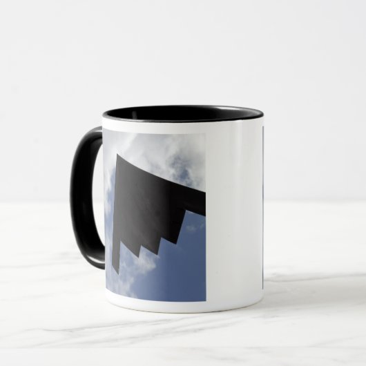 A B-2-Geist im Flug Tasse (Vorderseite Links)