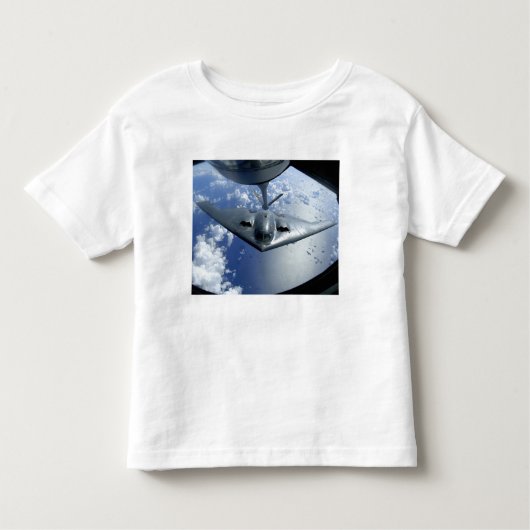A B-2 Spirit bewegt sich zum Betanken in Position Kleinkind T-shirt (Vorderseite)