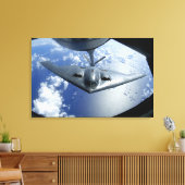 A B-2 Spirit bewegt sich zum Betanken in Position Leinwanddruck (Insitu (Wohnzimmer))