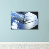 A B-2 Spirit bewegt sich zum Betanken in Position Leinwanddruck (Insitu (Holzboden))