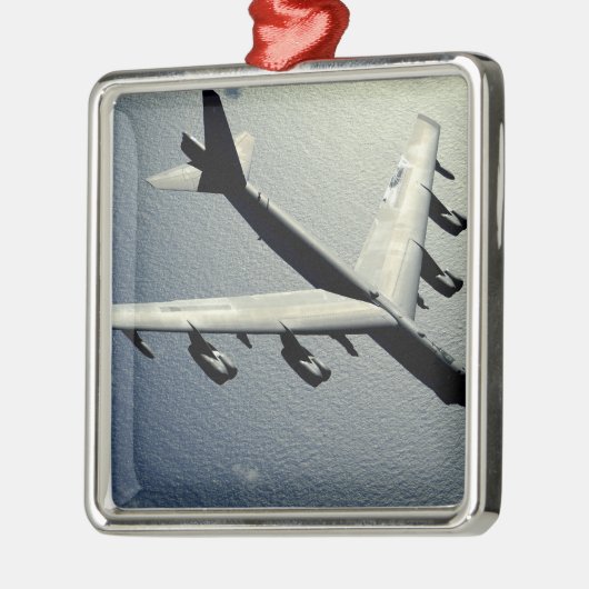 A B-52 Stratofestung im Flug Silbernes Ornament (Links)