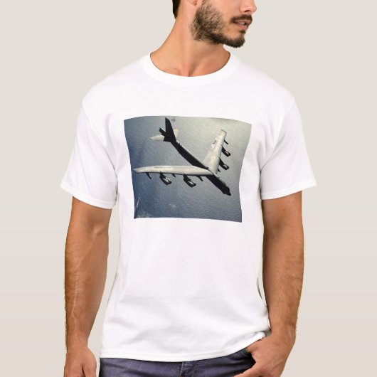 A B-52 Stratofestung im Flug T-Shirt (Vorderseite)