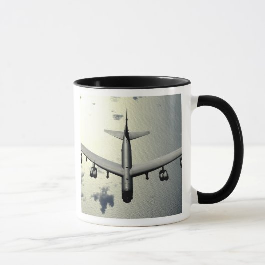 A B-52 Stratofestung in Flug 2 Tasse (Rechts)