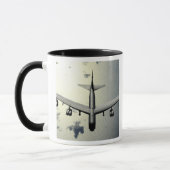 A B-52 Stratofestung in Flug 2 Tasse (Links)