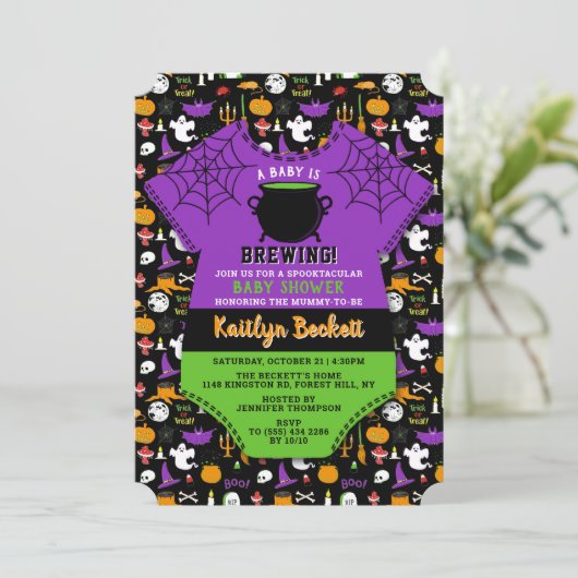 "A Baby is brew" Moderne Halloween-Kinderdusche Einladung (Stehend Vorderseite)