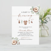 A Baby Is Brewing Coffee Baby Shower Einladung (Stehend Vorderseite)