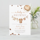 A Baby is Brewing Coffee Bean Baby Shower Einladung (Stehend Vorderseite)