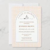 A Baby Is Brewing Coffee Gingham Baby Shower Einladung (Vorderseite)