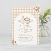 A Baby is Brewing Gingham Coffee Baby Shower Einladung (Stehend Vorderseite)